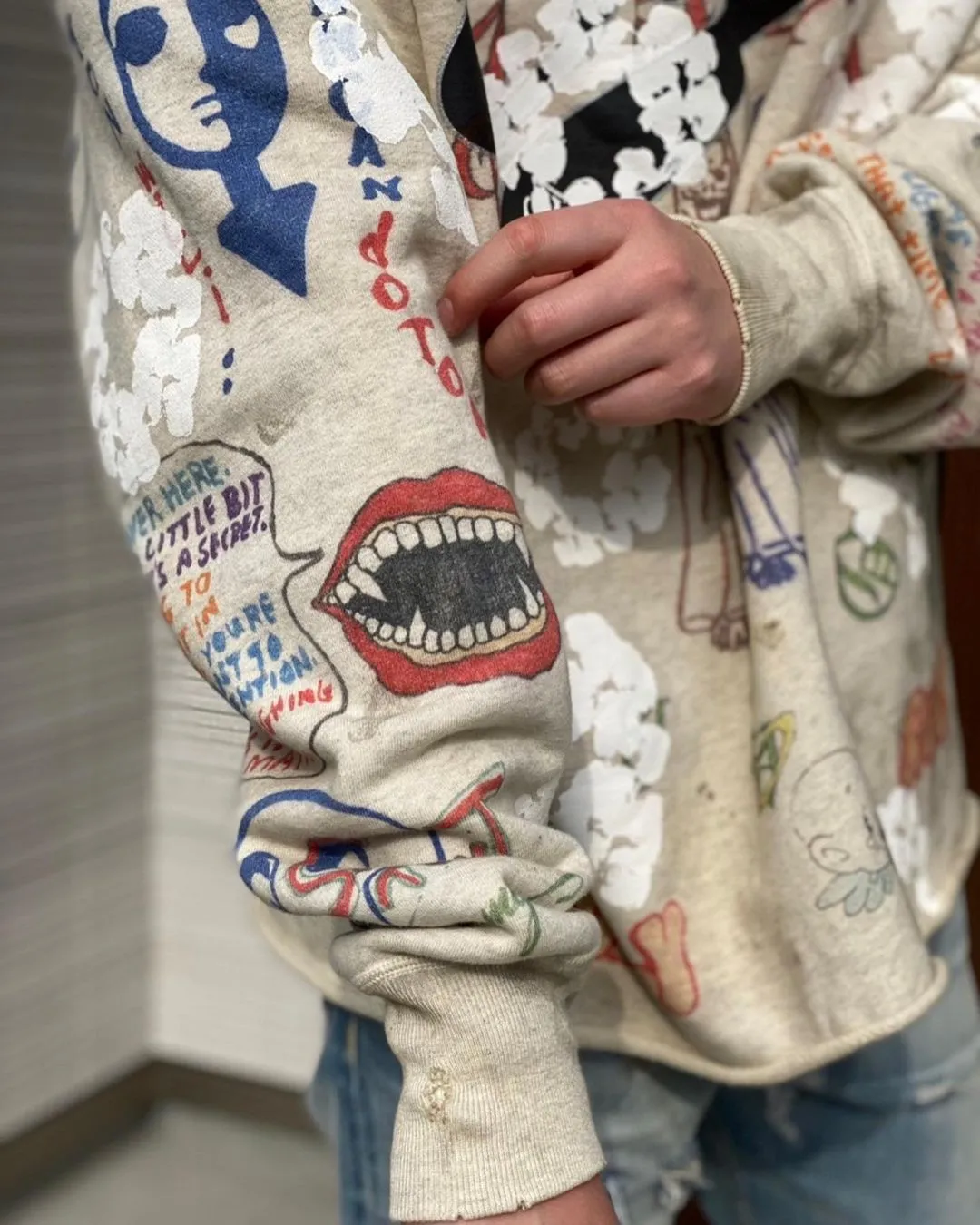 DENIM TEARS × ©SAINT M×××××× "SAINT TEARS" Graffiti Hoodie Joint Model Cotton Graffiti Hoodie Fully Printed Washed Distressed Holes Vintage Sweatshirt Gray S-XL Super Heavy Duty! The whole piece is printed with 35 screens and counterpoint printing!